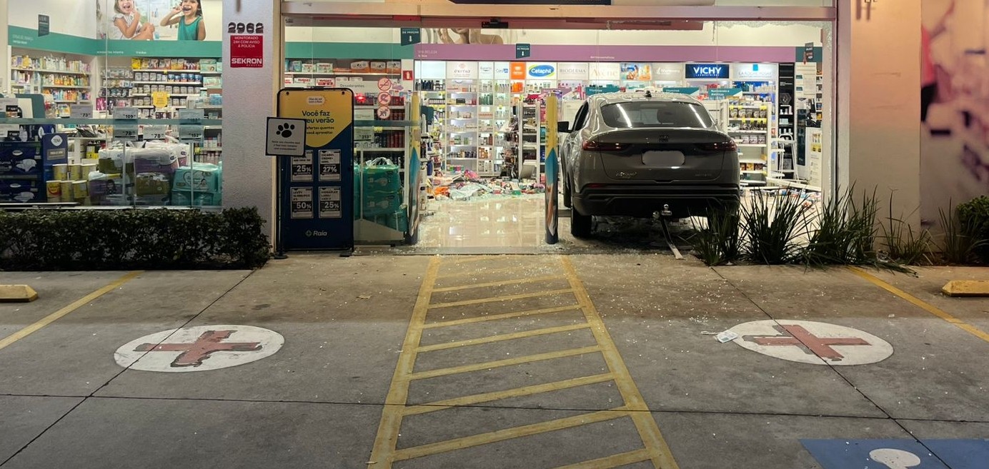 Carro invade farmácia na Avenida Cidade Jardim, em São José dos Campos