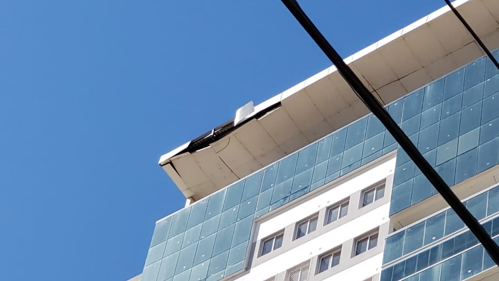 Vídeo mostra placas da fachada de prédio balançando durane ventania