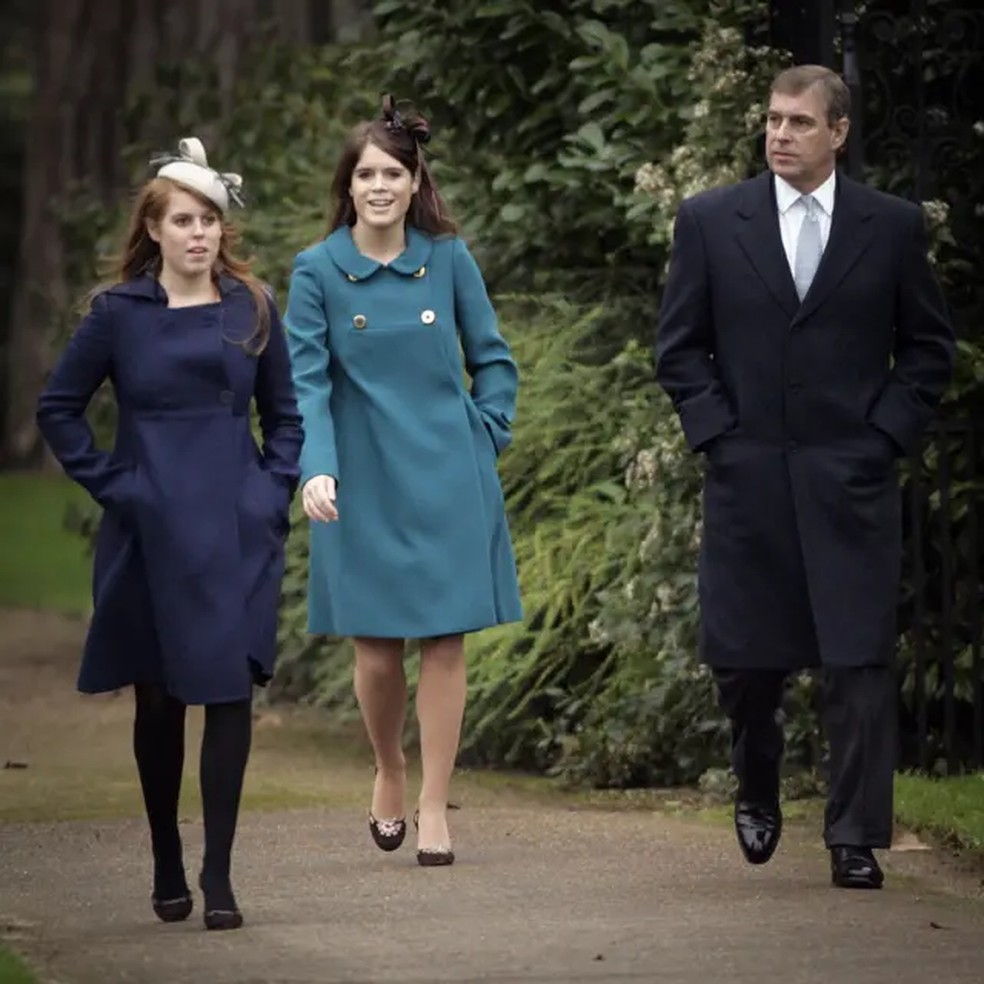 Princesas Beatrice e Eugenie ao lado do pai, o então príncipe Andrew, em imagem de arquivo — Foto: Mark Cuthbert/UK Press via Getty Images/BBC