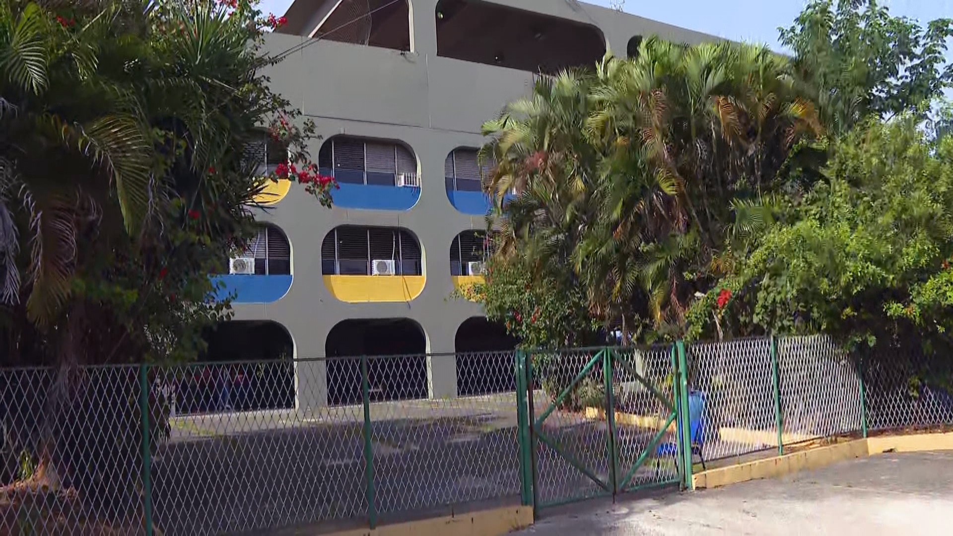 Bomba caseira explode em escola de Belford Roxo e fere pelo menos 8 alunos