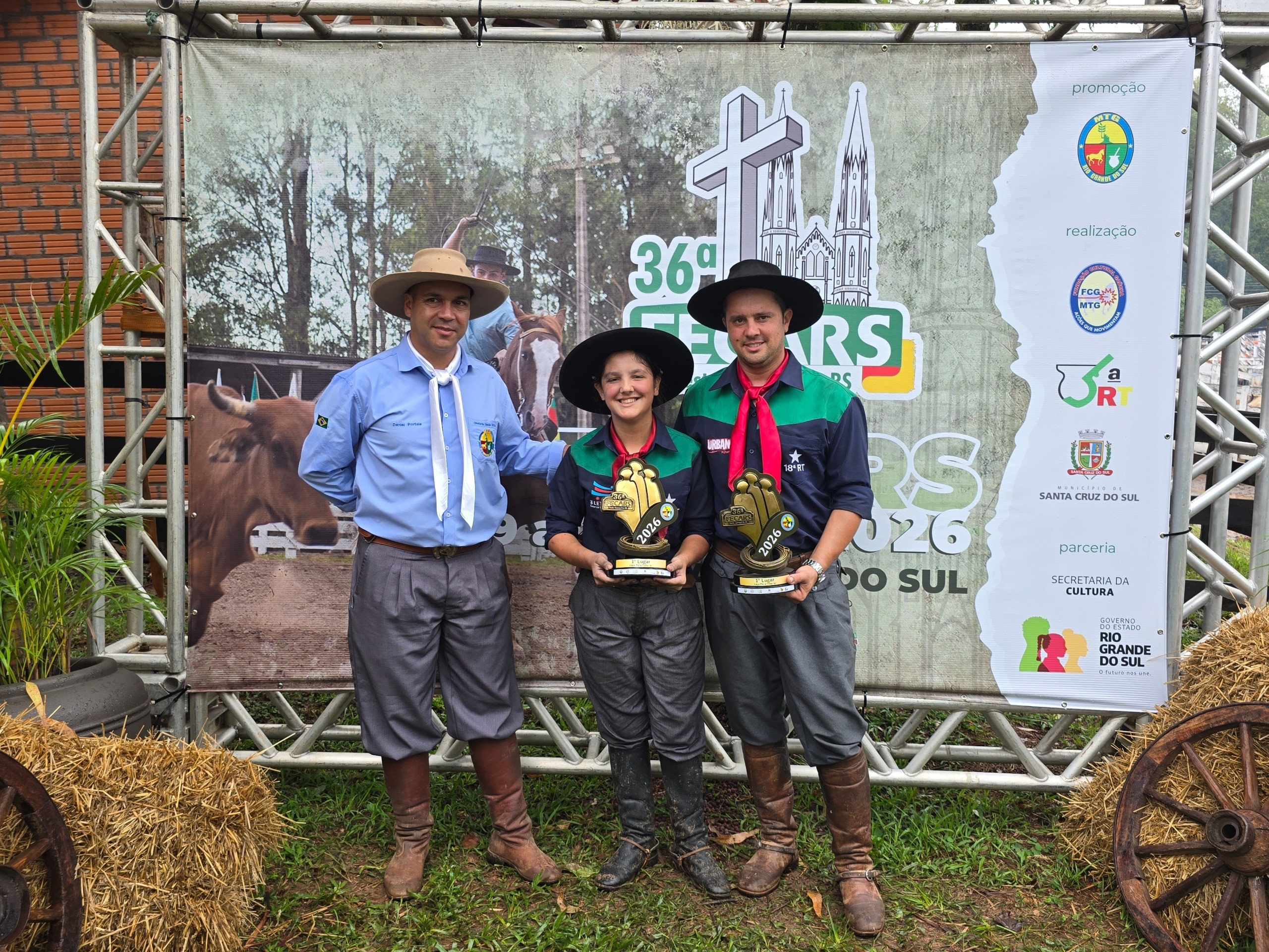 'A gente dava boneca, mas ela preferia laçar', diz pai que venceu festa campeira em dupla com filha no RS