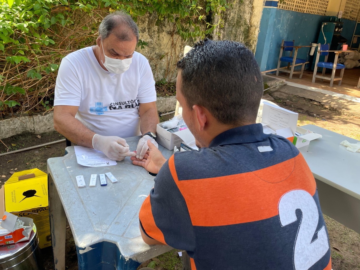 Consultório na Rua realiza ação de saúde alusiva aos 11 anos do Centro POP Dom Lino Vombommel