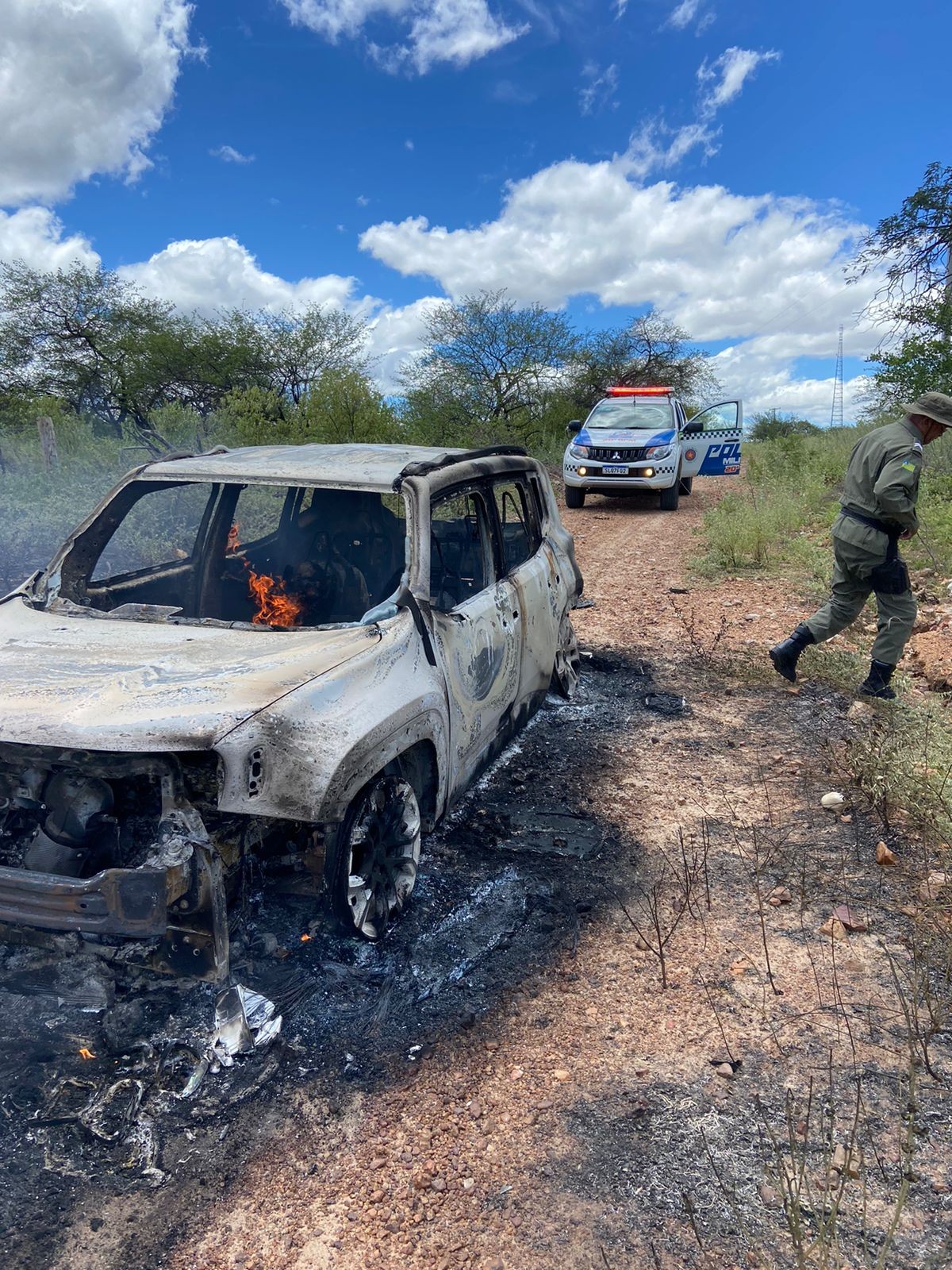 Dois corpos carbonizados são encontrados dentro de carro em chamas no Sul do Piauí