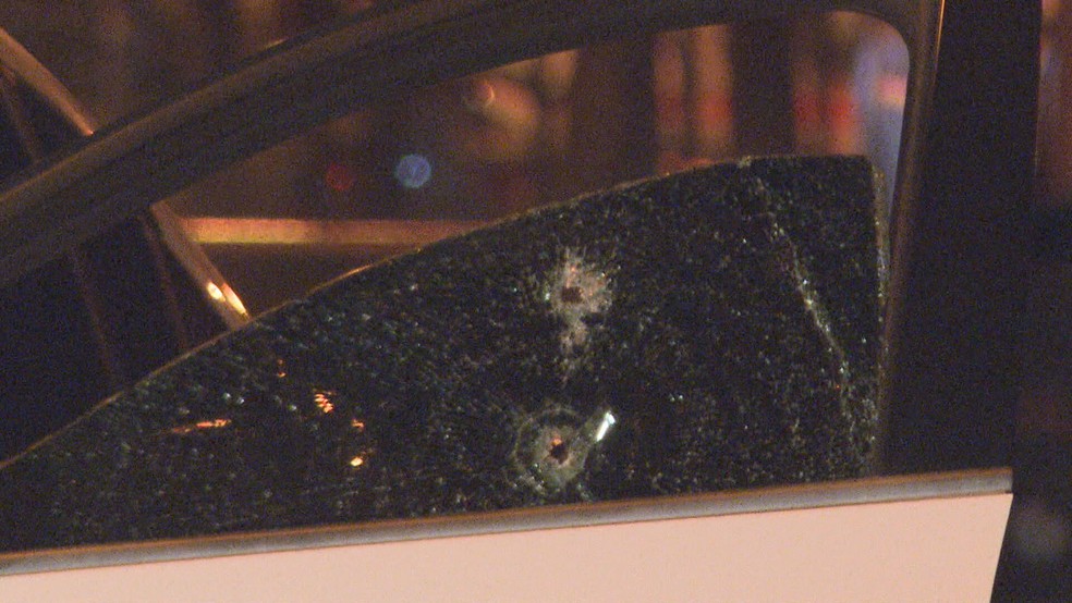 Marca de tiro em janela de carro, em foto ilustrativa — Foto: TV Globo/Reprodução