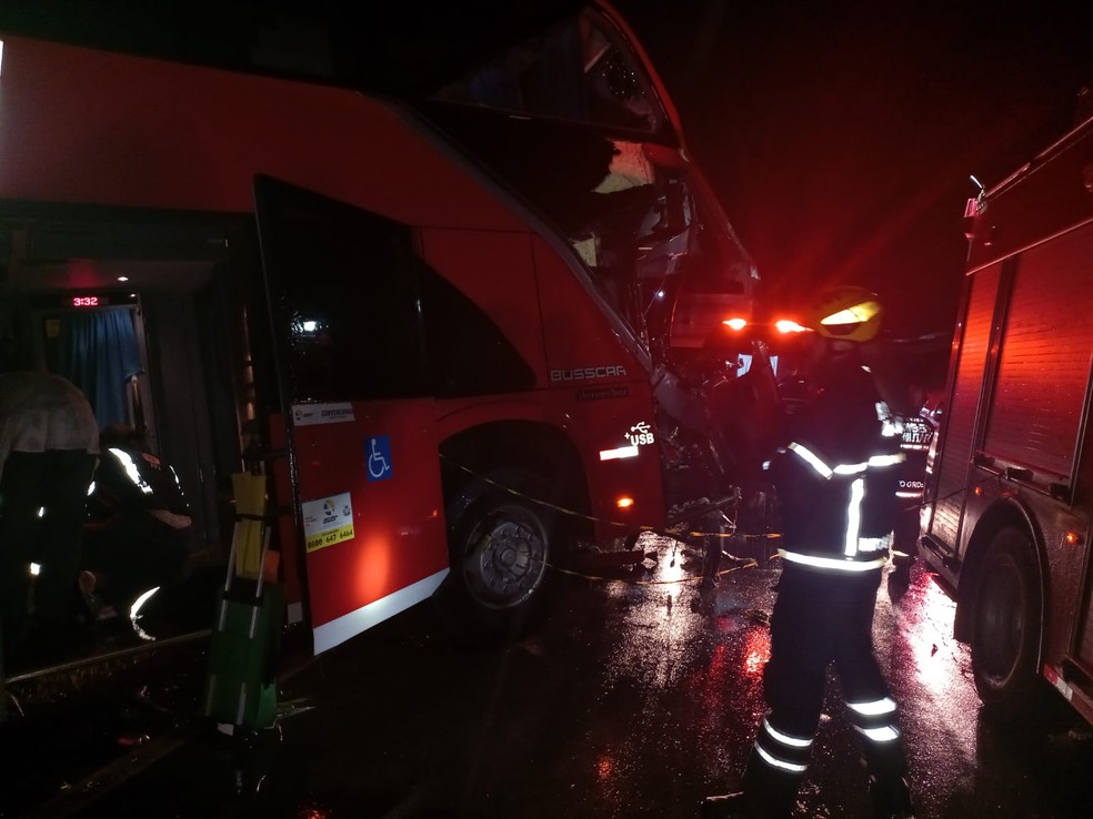 Motorista morre e 12 ficam feridos em batida entre ônibus e caminhão em rodovia de MT — Foto: Polícia Militar de Mato Grosso