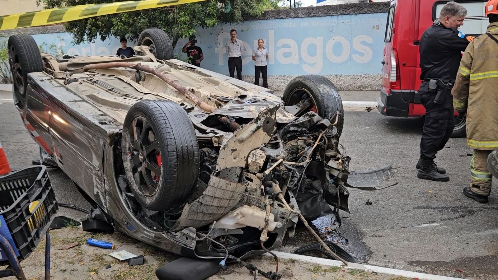 Motoristas envolvidos em acidente são presos em flagrante por 'racha' em Cabo Frio; vídeo mostra batida