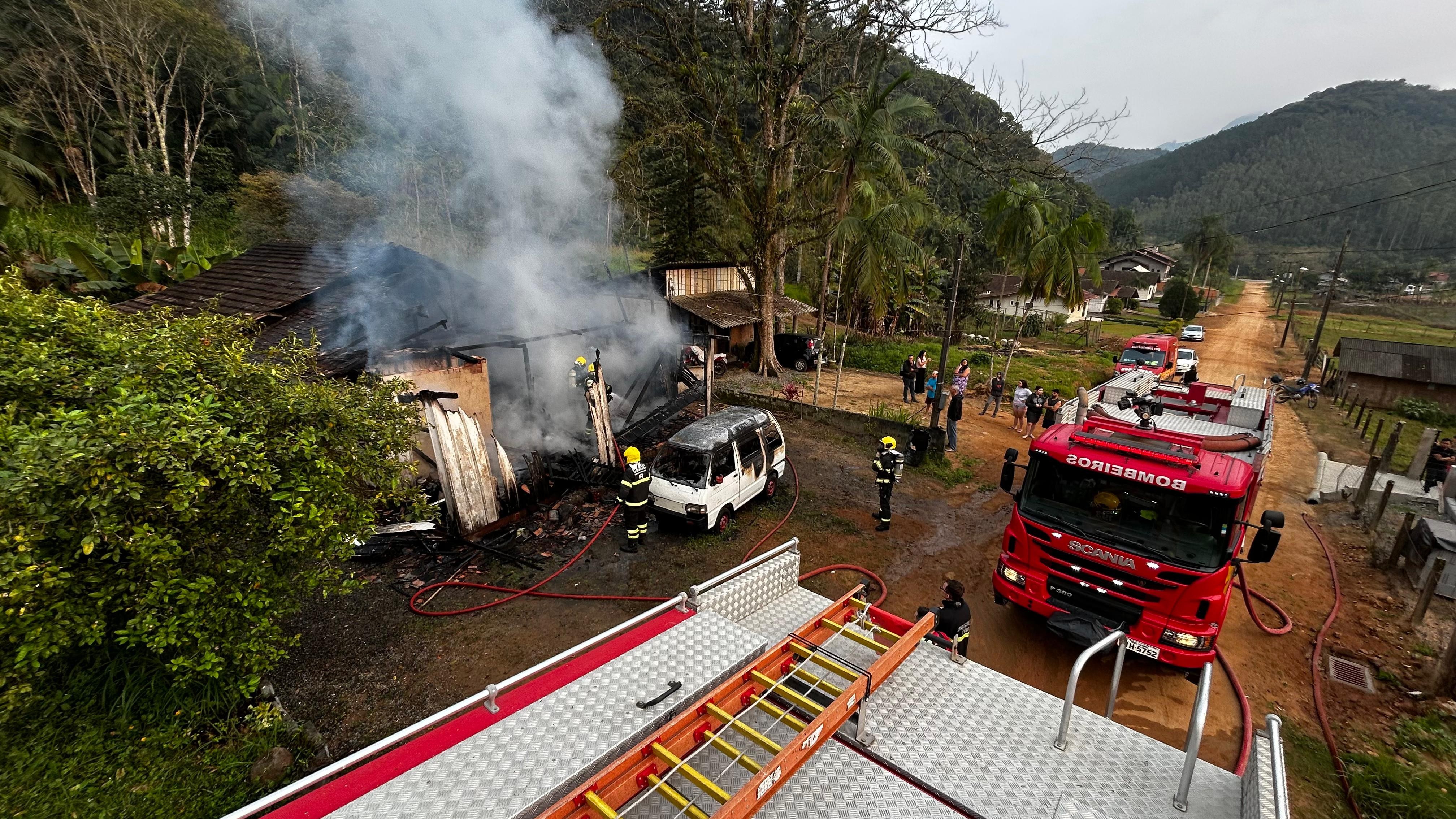 Incêndio destrói casa e vítima é encontrada carbonizada em SC