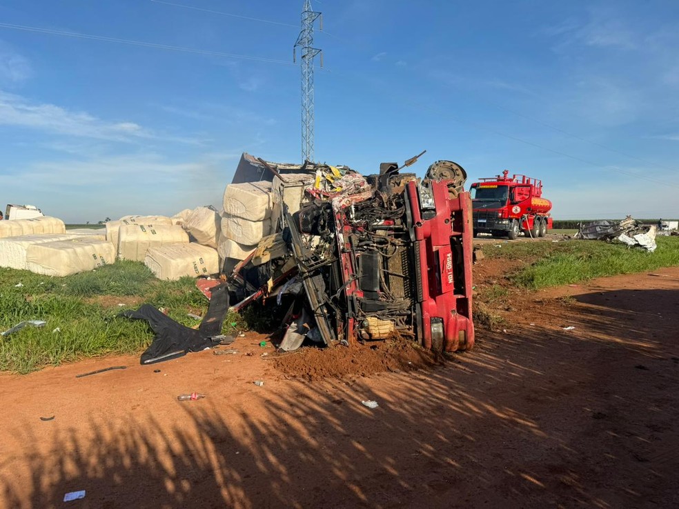 Motorista da carreta que transportava algodão morreu no local — Foto: William Tessaro