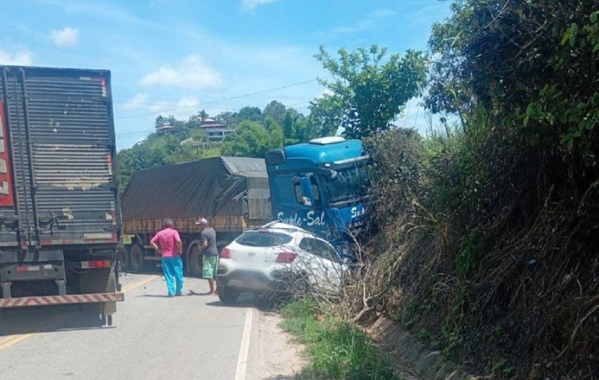 Homem morre em batida entre carro e carreta bitrem na MGC-265