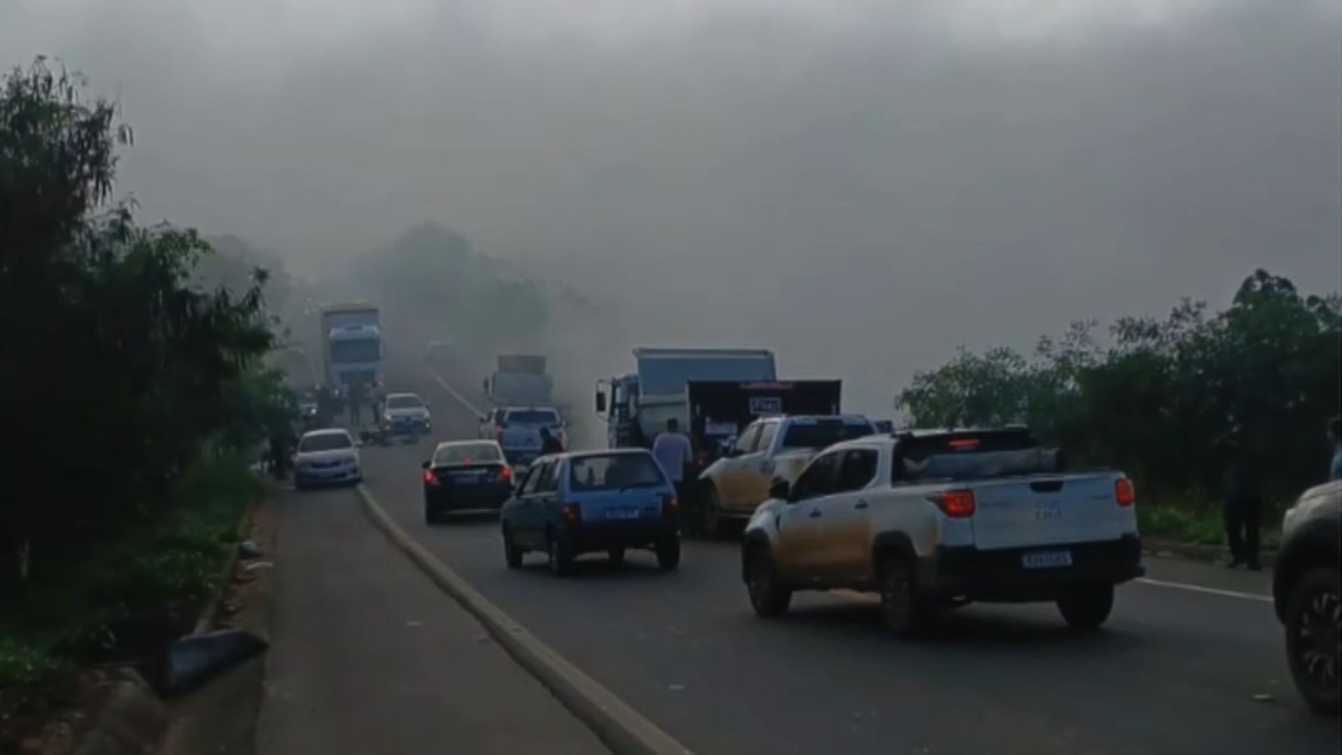 Fumaça de secadores de café provoca engavetamento com cinco veículos em rodovia no ES