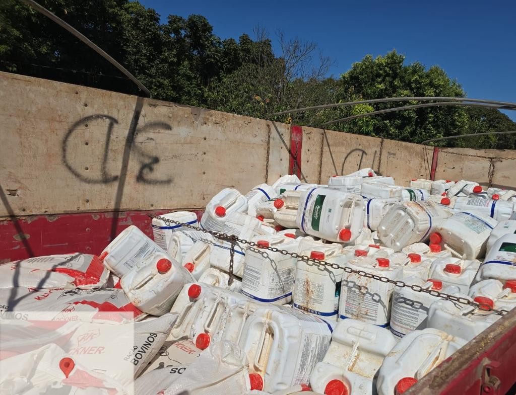 Quadrilha é presa em Cuiabá com agrotóxico ilegal da Argentina escondido em carga de ração