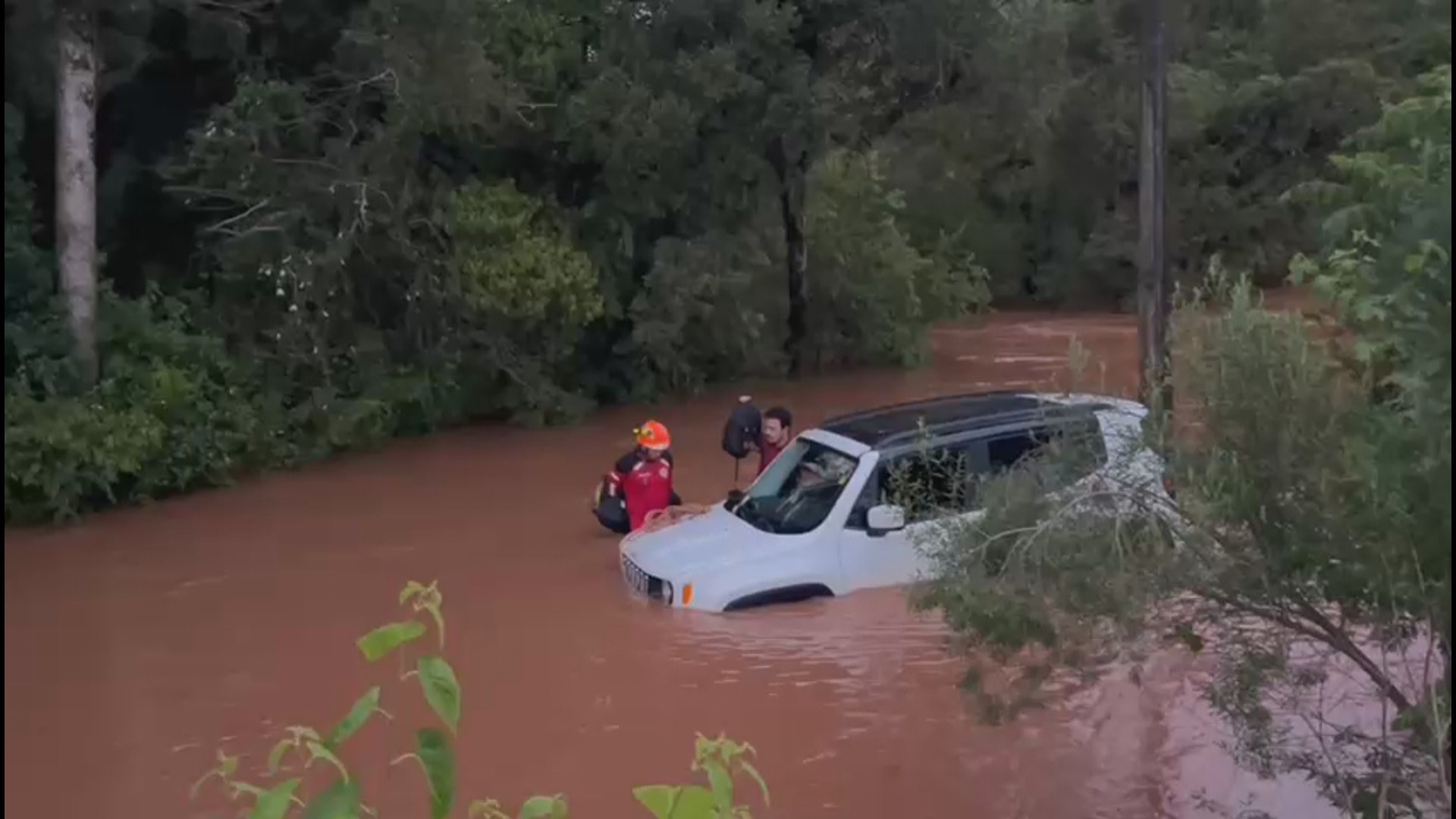 Duas pessoas são resgatadas após carro ser arrastado por correnteza em cidade atingida por temporal no RS