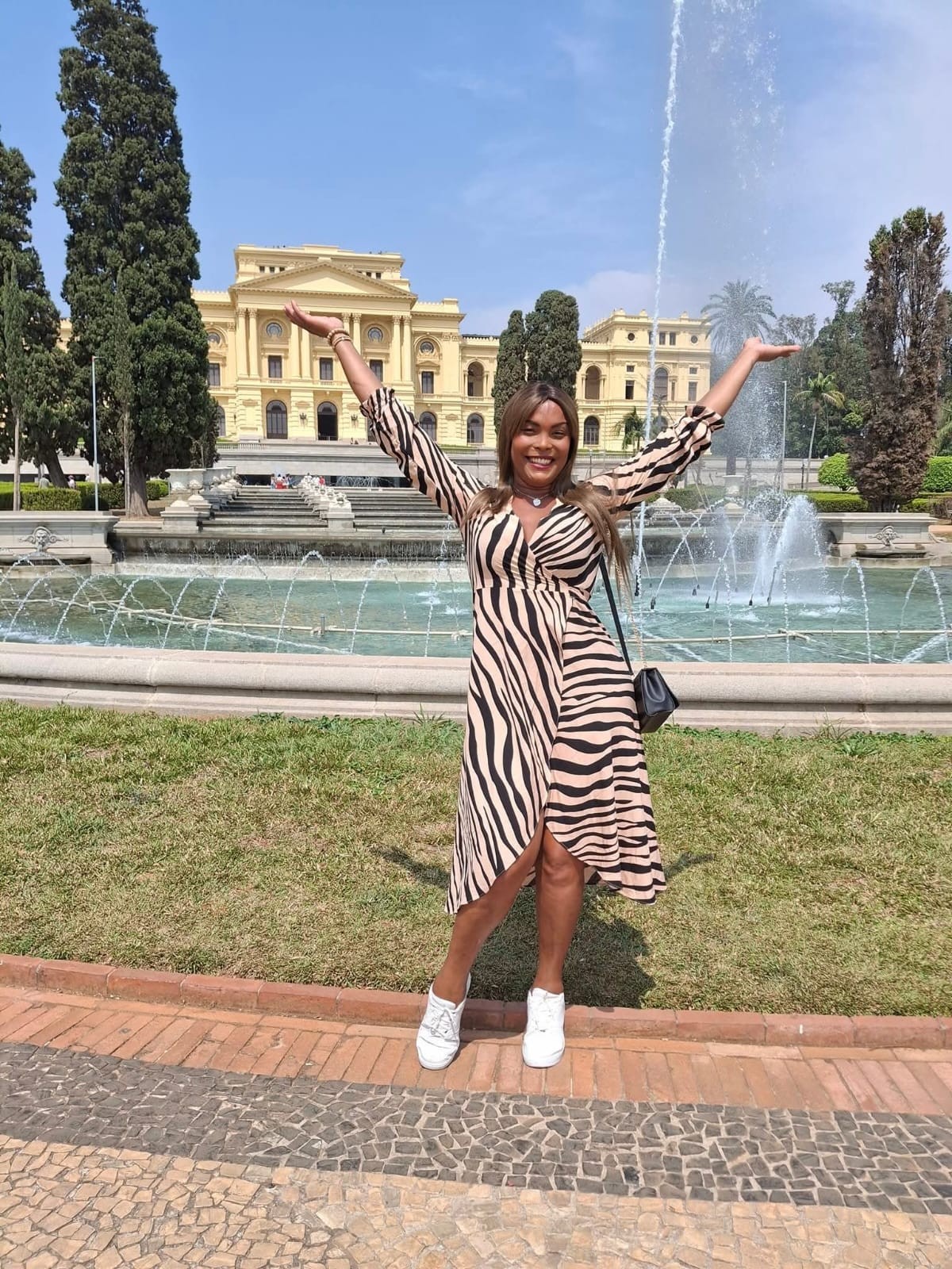 Mulher trans conquista 1º emprego com carteira assinada aos 35 anos e vídeo viraliza nas redes