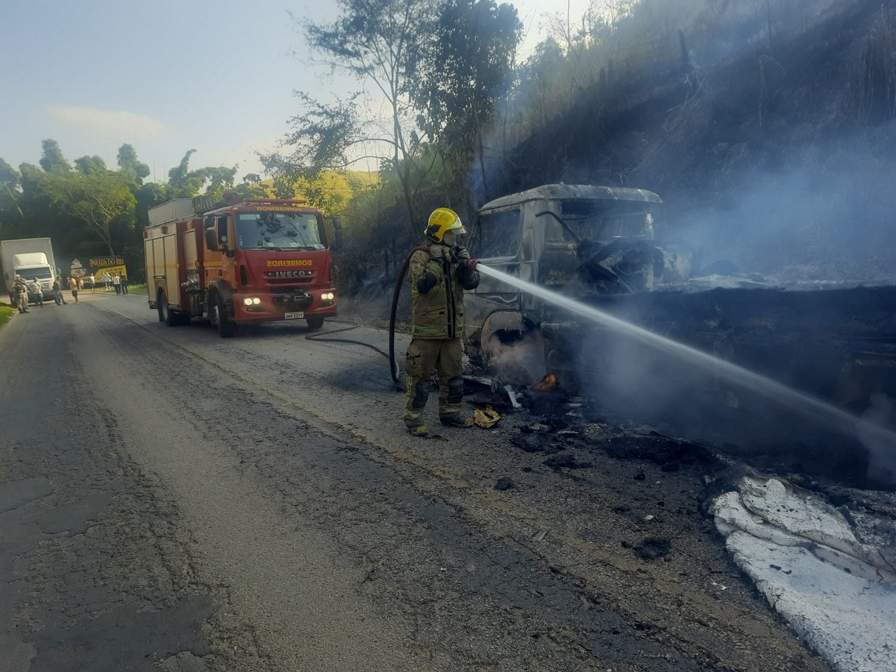 
FOTOS: Caminhão fica totalmente queimado, e chamas se alastram por pasto na MG-353