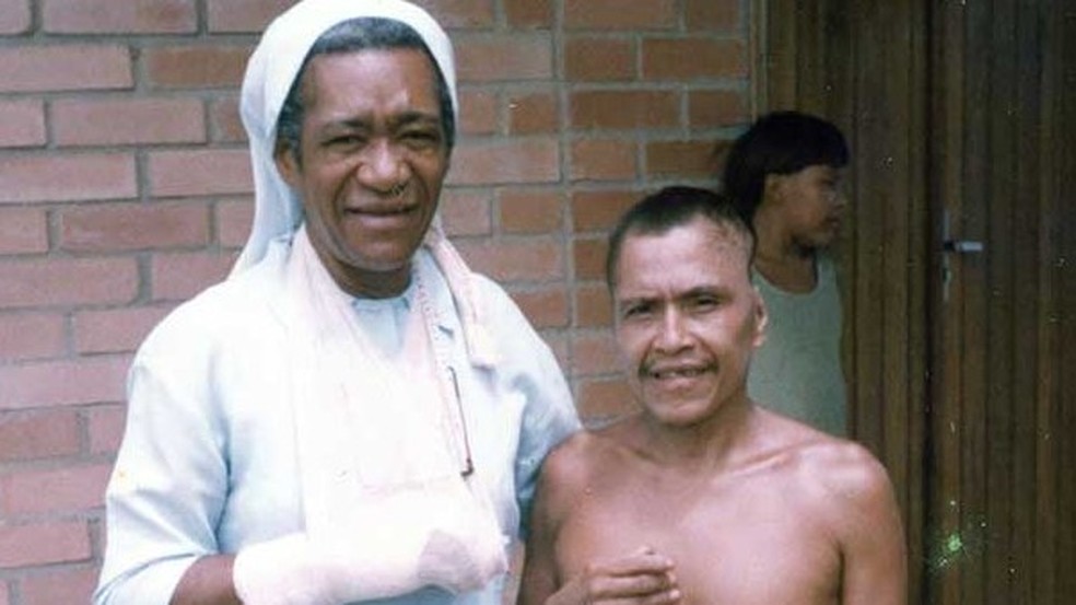 Missionáira Felicita Muthoni, com Sorino Yanomami, recuperado após ataque de onça em 1996 — Foto: Reprodução/Diocese de Roraima