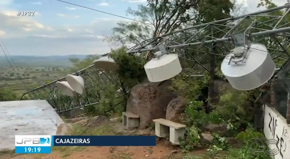 Chuva derruba torre de transmissão em Cajazeiras — Foto: Reprodução/TV Paraíba