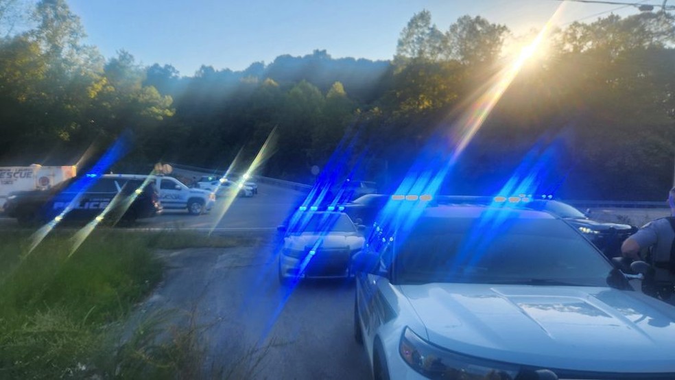Carros de polícia em I-75, no estado americano de Kentucky, em 7 de setembro de 2024. — Foto: Reprodução/ Facebook/ Laurel County Sheriff's Office