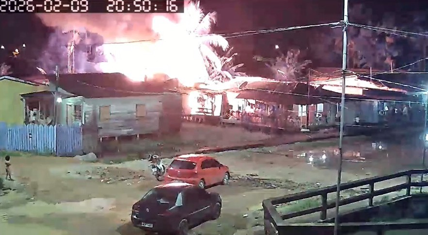 VÍDEO: incêndio destrói casa e atinge outra residência em Santana