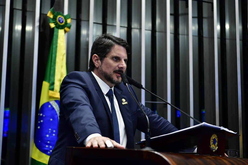 Quem é Marcos do Val, senador que desobedeceu STF e saiu do país 