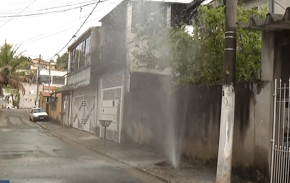 Cano de água estoura e forma 'chafariz' em calçada da Zona Leste de São Paulo