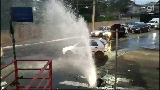 Vazamento de água cria 'chafariz' em rua de São José - Foto: (Peterson Grecco/TV Vanguarda)