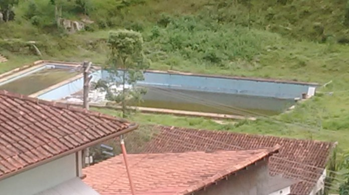 Piscinas de clube desativado em Nova Friburgo, RJ, acumulam água parada, Região Serrana