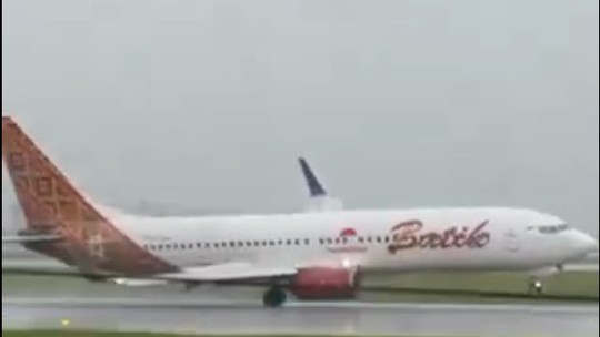 Vento forte faz avião pousar 'torto' na Indonésia; VÍDEO - Segundo companhia aérea, aeronave pousou em segurança apesar das condições climáticas ruins. Vento era de até 46 km/h, segundo boletim meteorológico local.