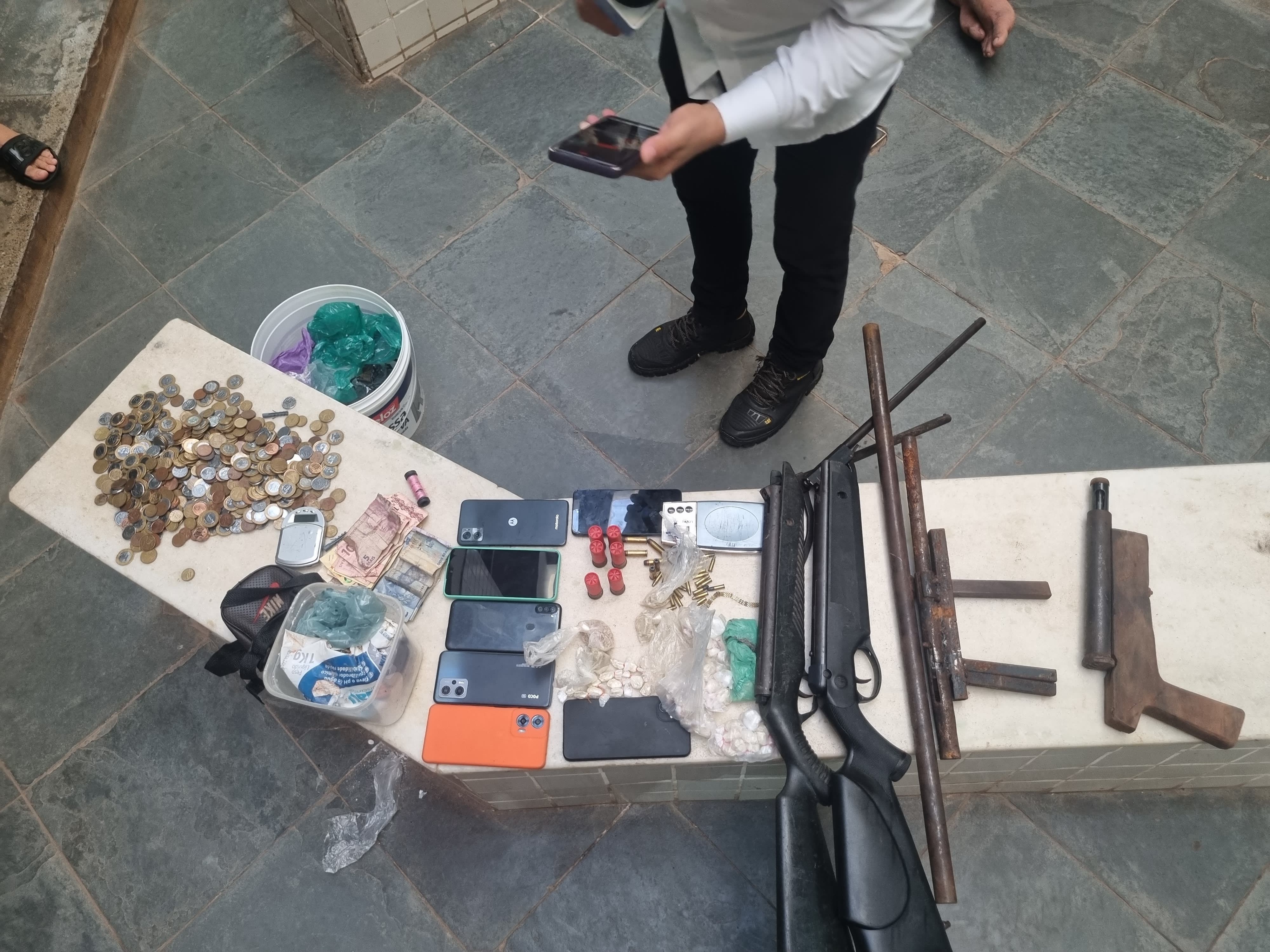 Polícia Militar apreende drogas e armas em residência na grande área do Santarenzinho