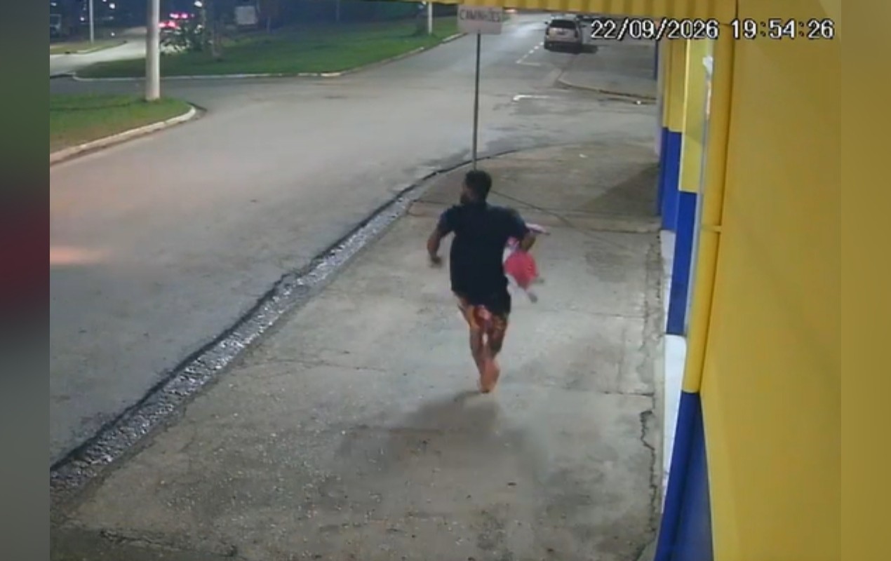VÍDEO: criança é encontrada na chuva e pai corre com filha ao ver viatura da Guarda Civil em Itapeva