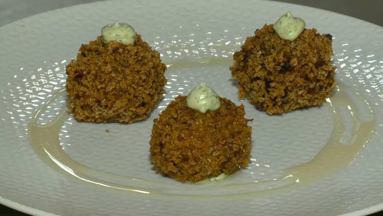 Clube Rural ensina a preparar uma deliciosa receita de croquete de costela de carneiro com mel de cajuína