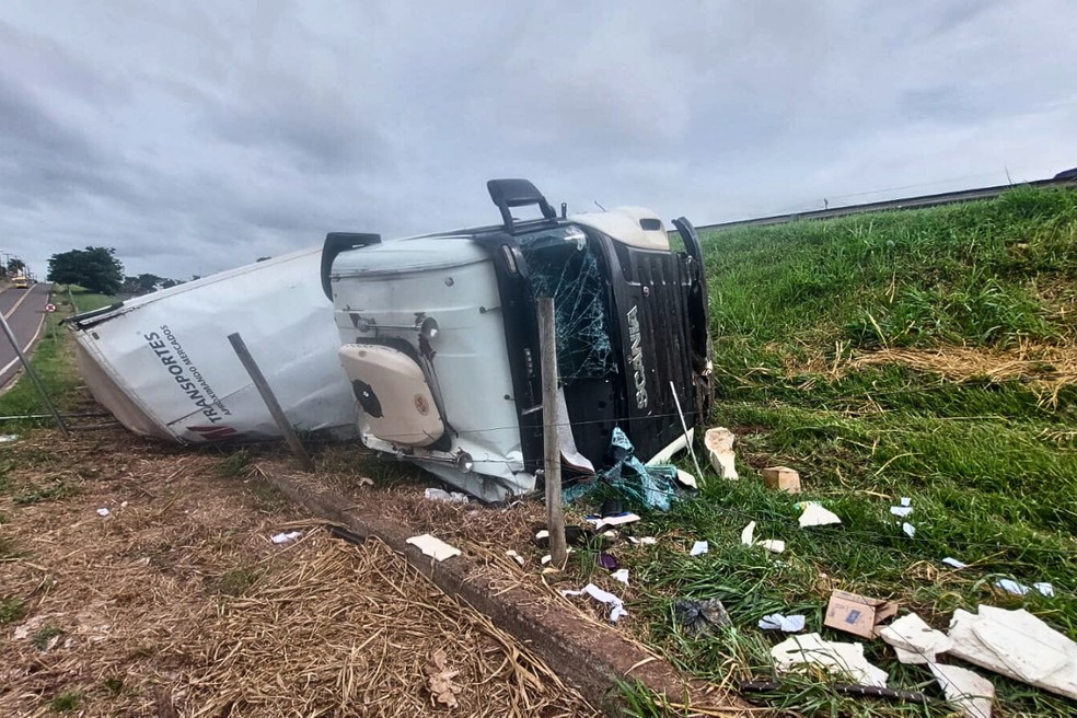 Caminhão saiu da SP-270 e caiu às margens da Avenida Joaquim Constantino — Foto: Ana Claudia Palacio/TV TEM