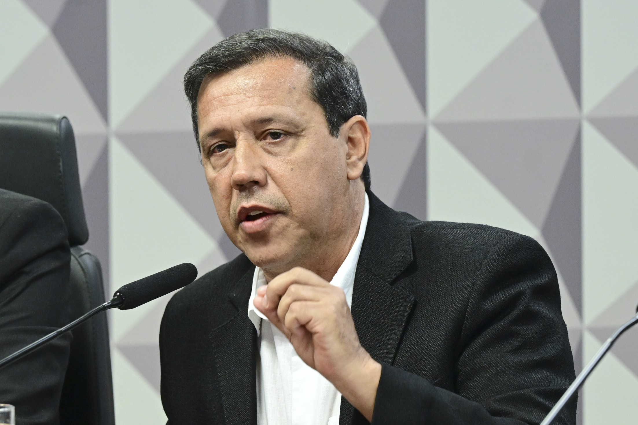 Alvo de operação da PF nesta quinta, presidente de sindicato nega fraudes e fica em silêncio durante depoimento à CPI do INSS