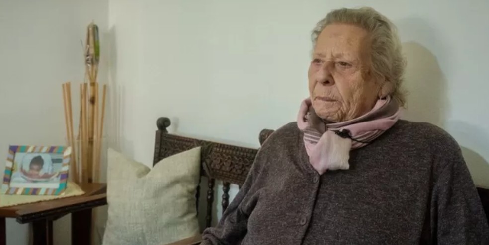 Therezinha Eugênia, de 90 anos, mora há 70 deles em sobrado na Vila Mariana — Foto: VITOR SERRANO/BBC