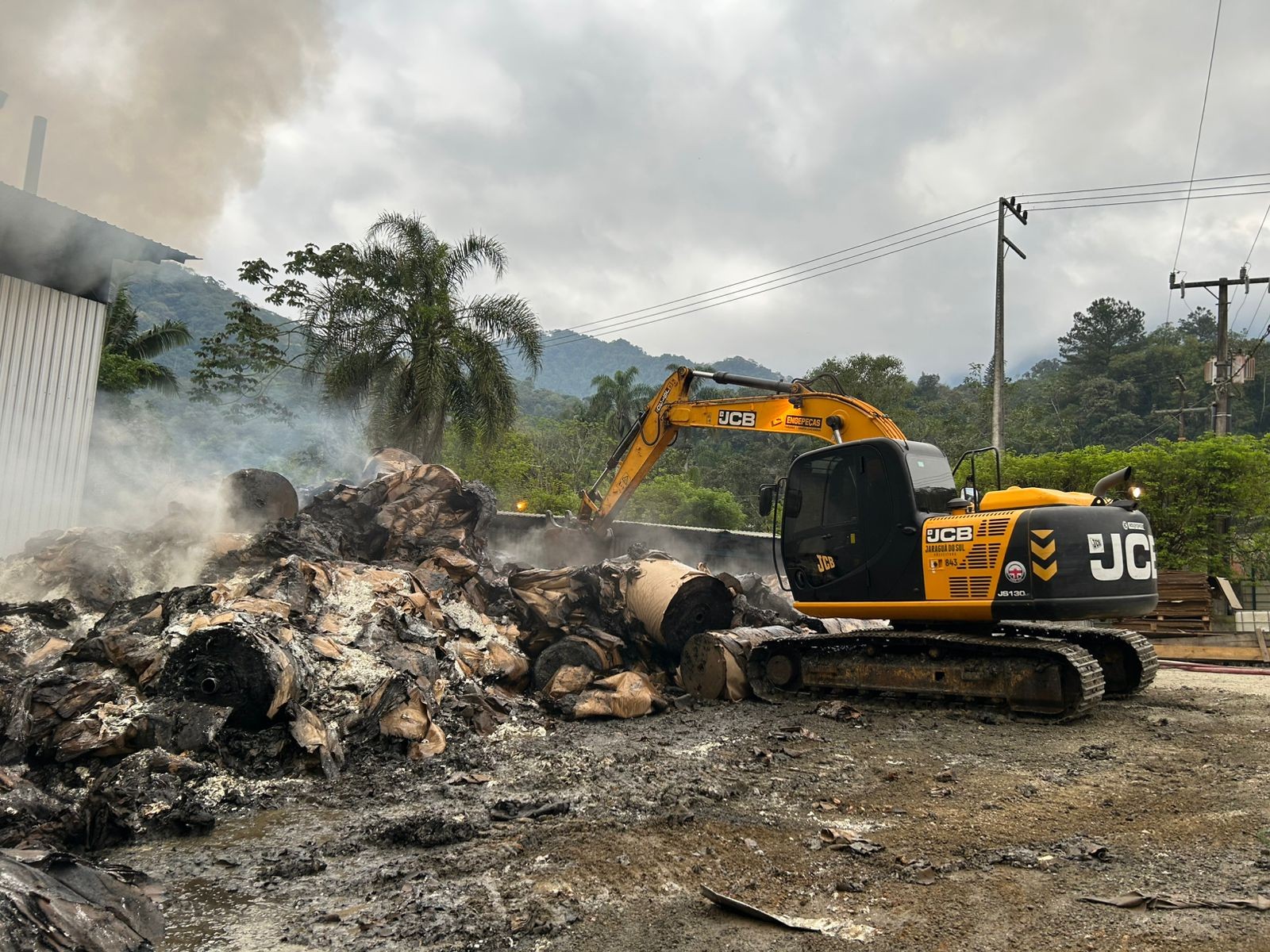 Incêndio de grandes proporções atinge fábrica com 40 funcionários em Jaraguá do Sul; VÍDEO