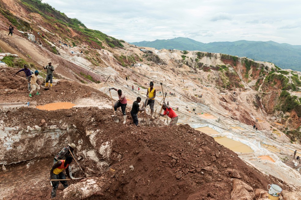 Trabalhadores escavam mina de coltan de Rubaya, na República Democrática do Congo, em imagem de março de 2025 — Foto: Zohra Bensemra/Reuters
