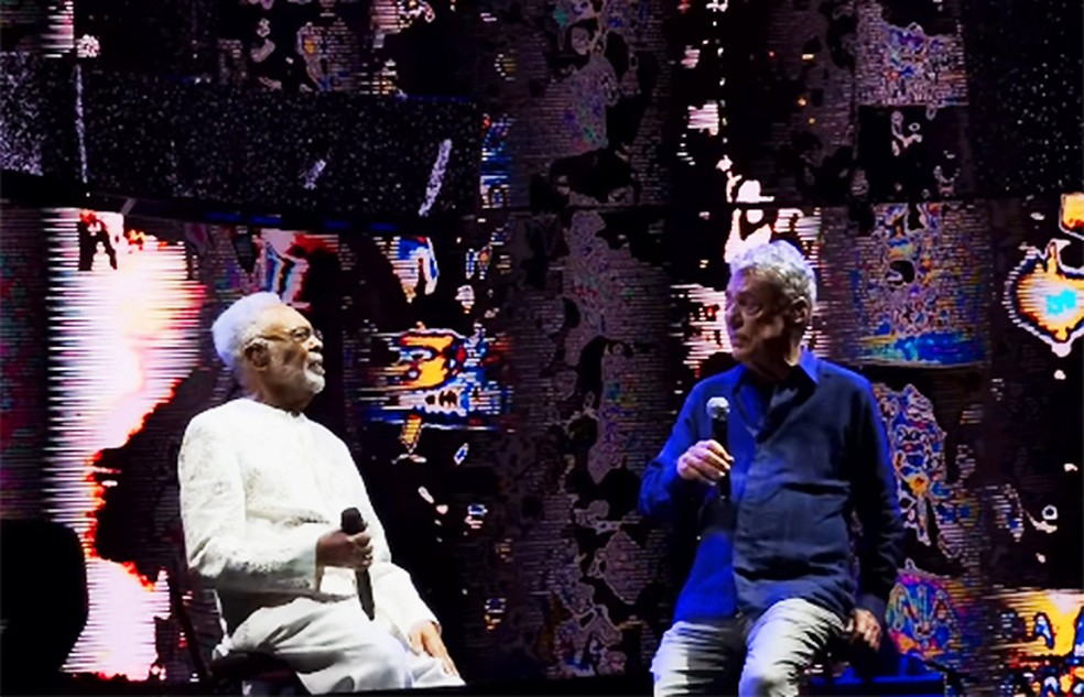 O reencontro de Gilberto Gil (à esquerda) e Chico Buarque é marcado pelo carinho entre os artistas — Foto: Reprodução / Vídeo