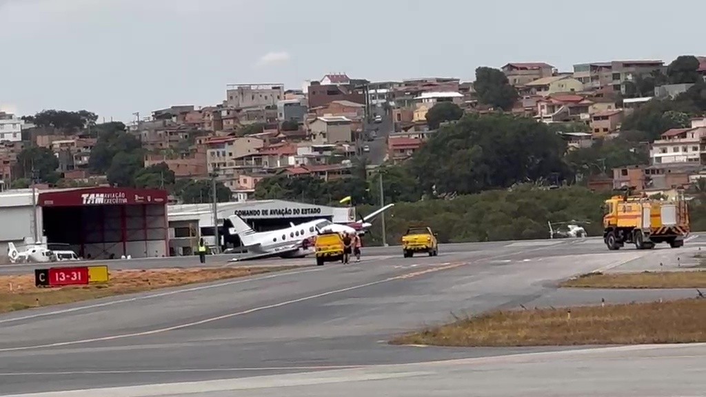 Pista do Aeroporto da Pampulha é fechada após avião tombar