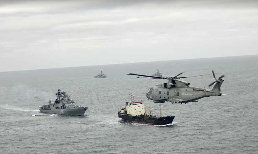 Navios e helicóptero das Forças Armadas do Reino Unido e da Noruega durante operação para expulsar submarinos russos da água do Reino Unido, em janeiro de 2026. — Foto: Ministério da Defesa do Reino Unido via Reuters