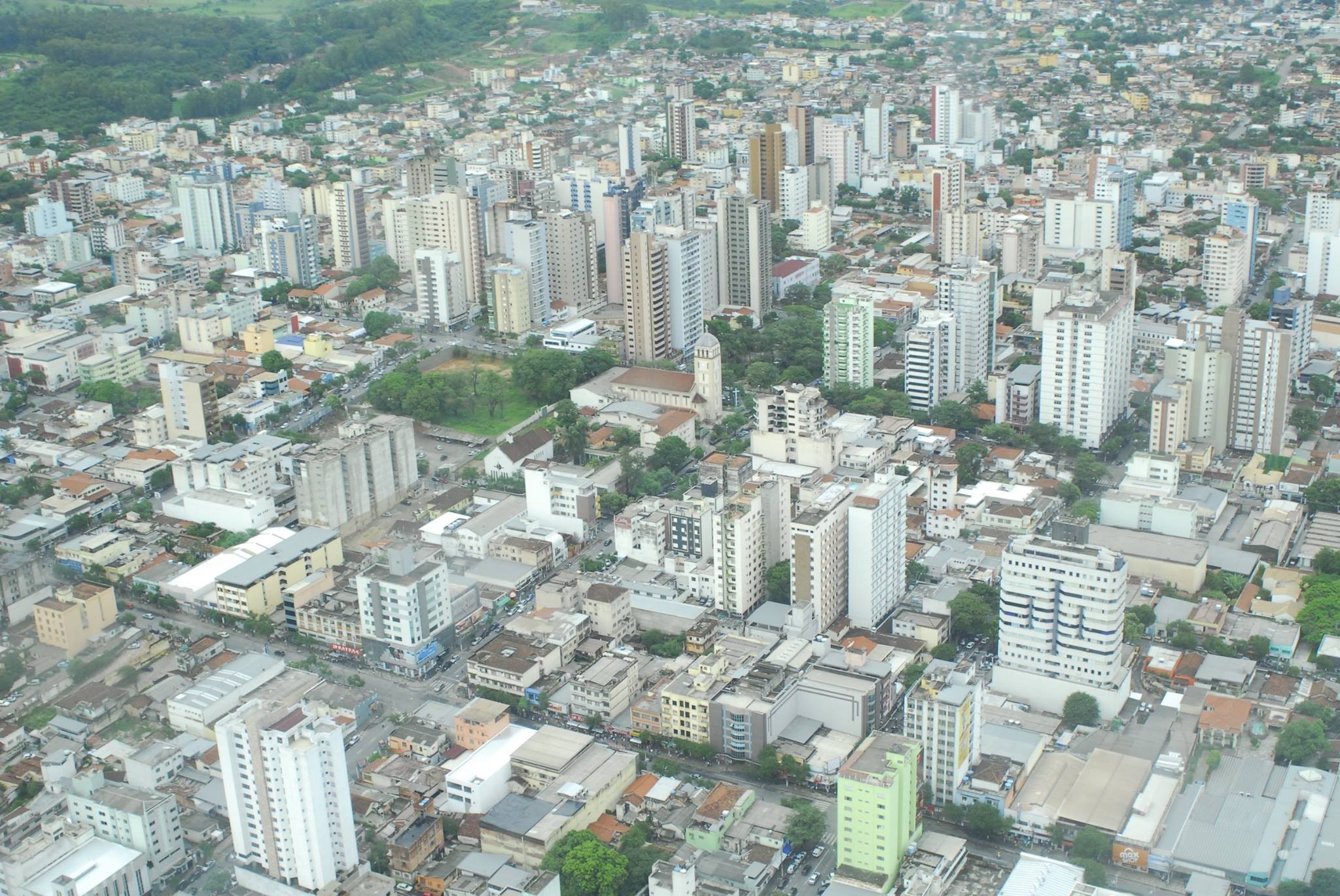 Pedestre se fere ao ser atingido por pedra arremessada de roçadeira durante limpeza em Divinópolis