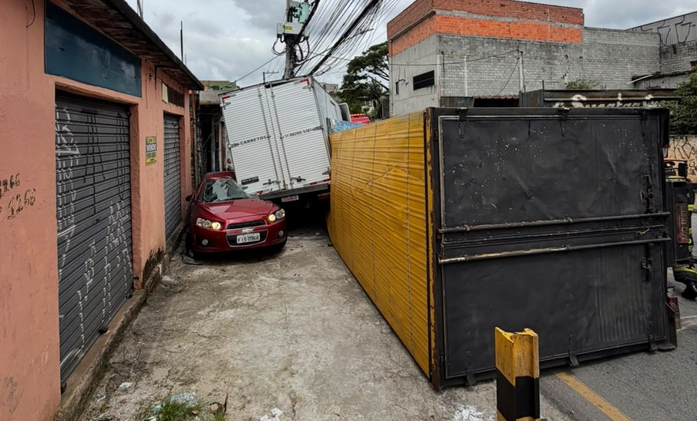 VÍDEO: caminhão bate em outro e tomba em acidente que deixou dois feridos em Ferraz de Vasconcelos