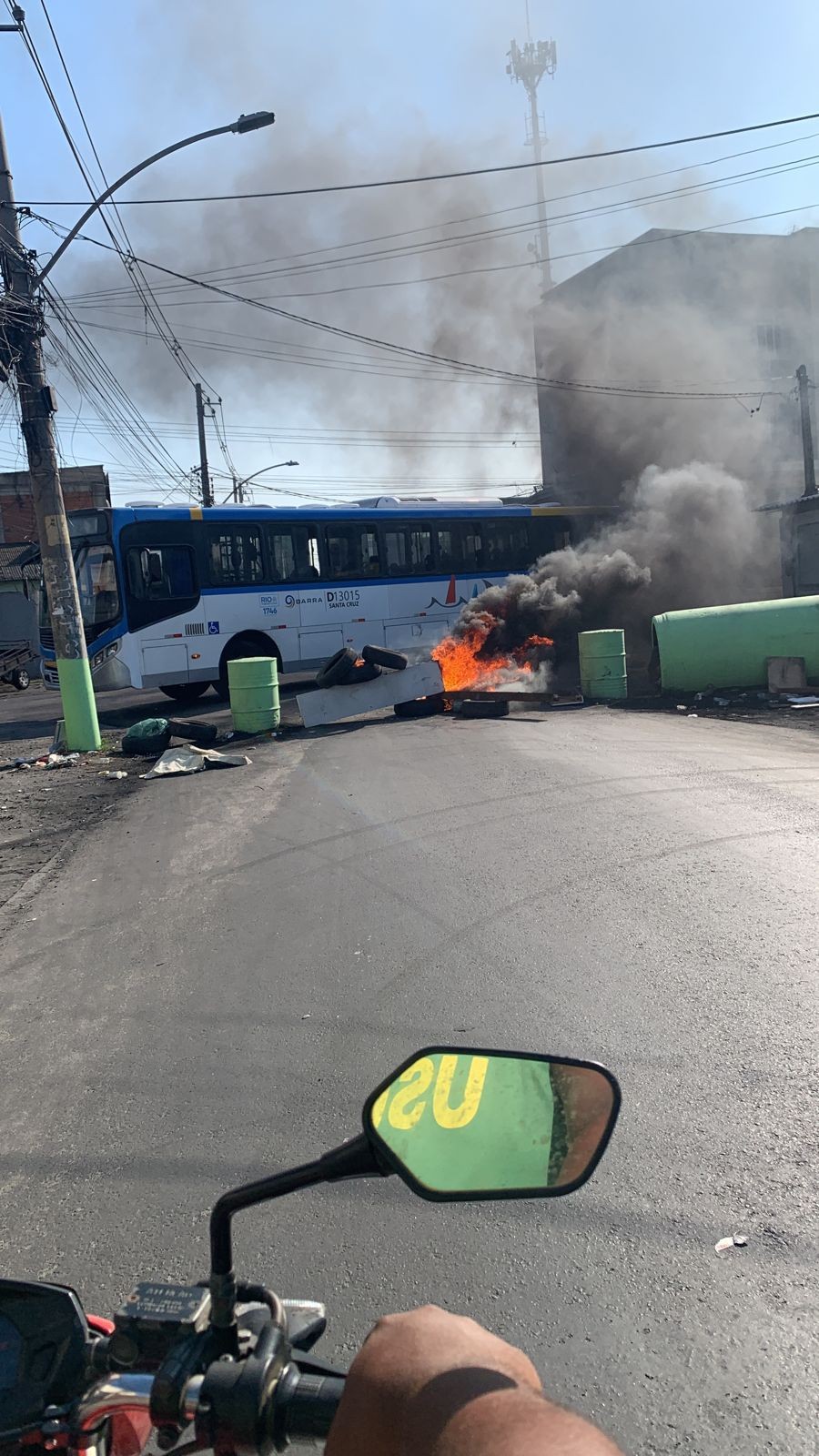 Ônibus, pneus e barricadas são incendiados durante tiroteios em comunidades do Rio; chefe do tráfico é morto na Zona Norte