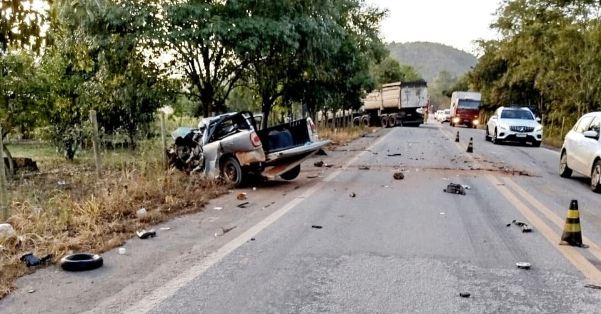 Acidente entre carro e caminhão deixa uma pessoa morta na BR-259, em Itueta