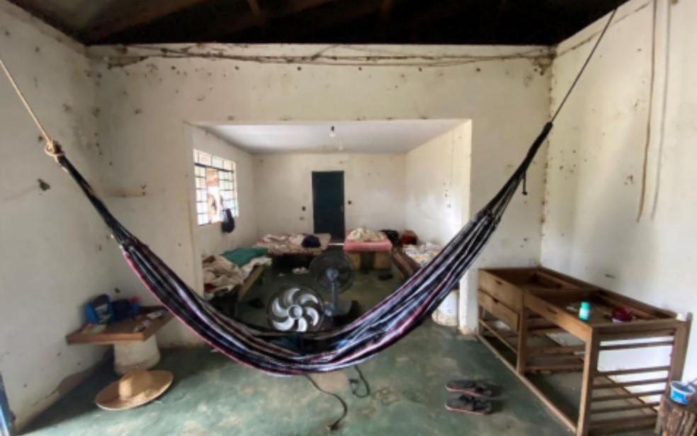Dormitório com 'cobertura precária' e janela quebrada em que dormia um trabalhador na fazenda de Leonardo localizada em Goiás — Foto: Reprodução/Relatório Fotográfico da Inspeção
