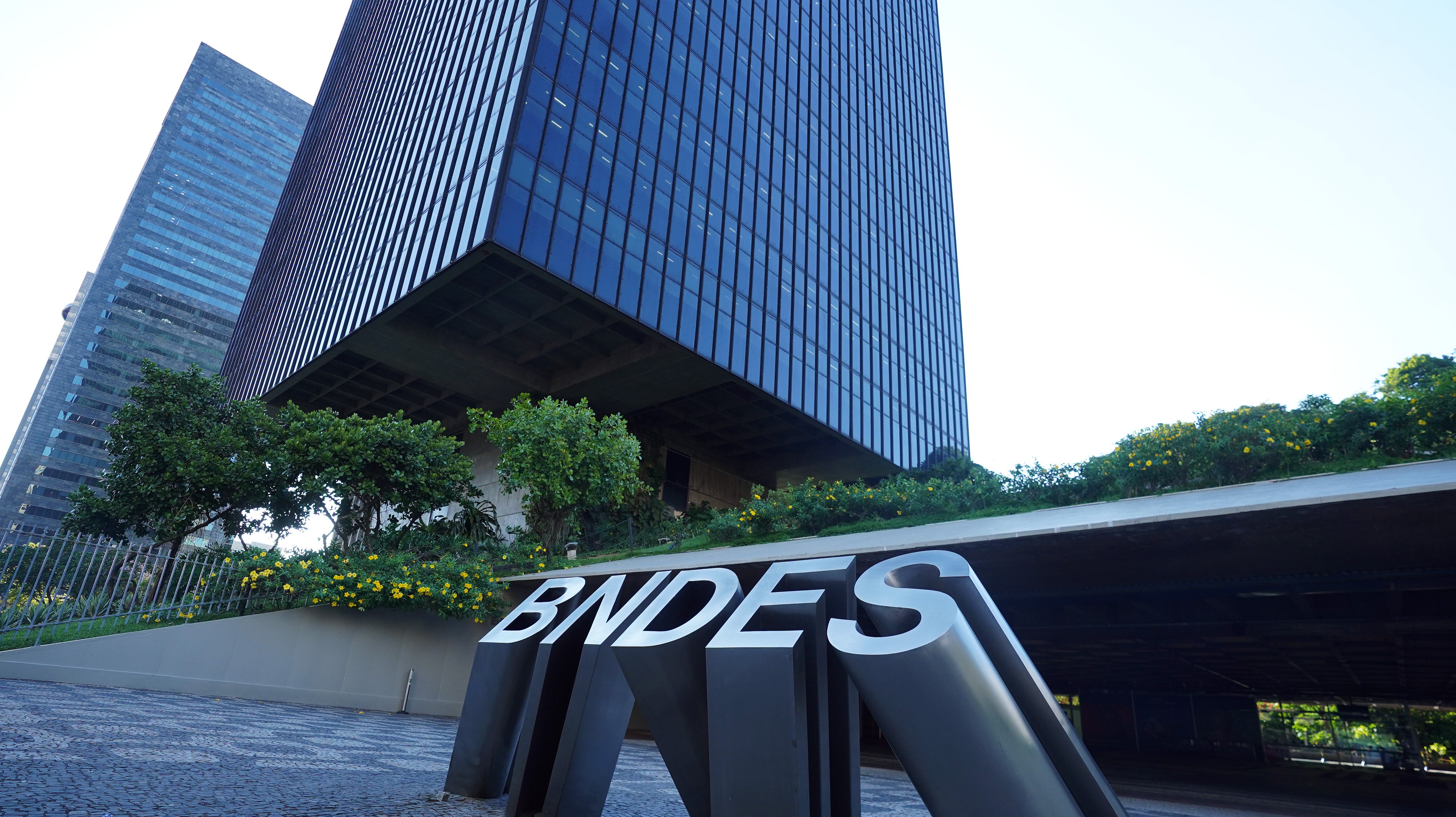 BNDES terá concurso com 150 vagas e salários iniciais de R$ 20,9 mil; veja o que se sabe até agora 
