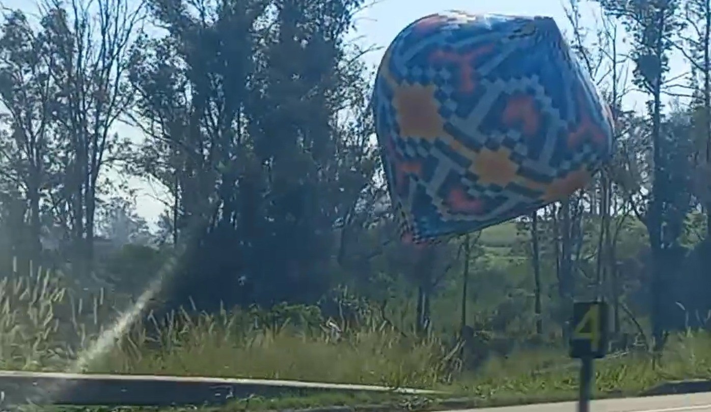 Balões são flagrados voando próximos a casas em diversas cidades da região na manhã deste domingo (28)