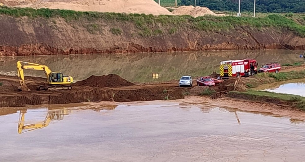 Homem morre após trator tombar e ficar submerso em tanque de lama em Corumbataí — Foto: Arquivo pessoal