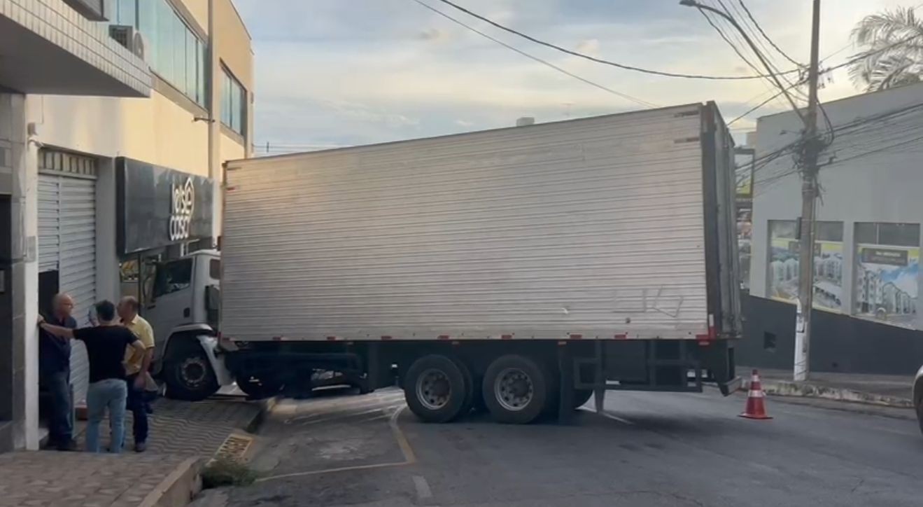 Caminhão desgovernado atinge loja de móveis em Divinópolis