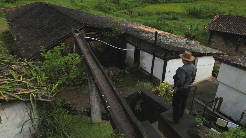 Engenho histórico mantém tradição da cachaça em MG