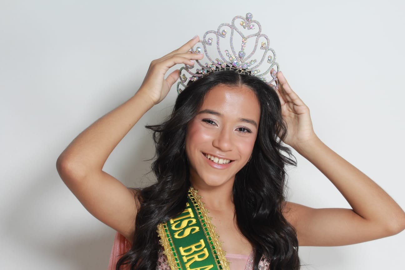 Em sua primeira participação, adolescente vence concursos regional e nacional de beleza: 'Surpresa', diz mãe