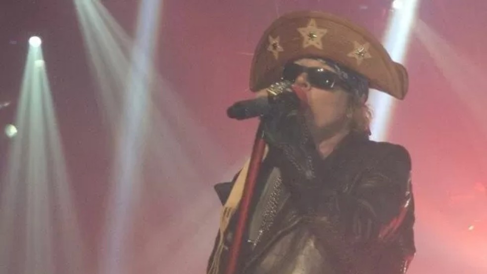 Em 2014, Axl Rose usou chapéu de couro ao se apresentar em show em Fortaleza — Foto: Divulgação